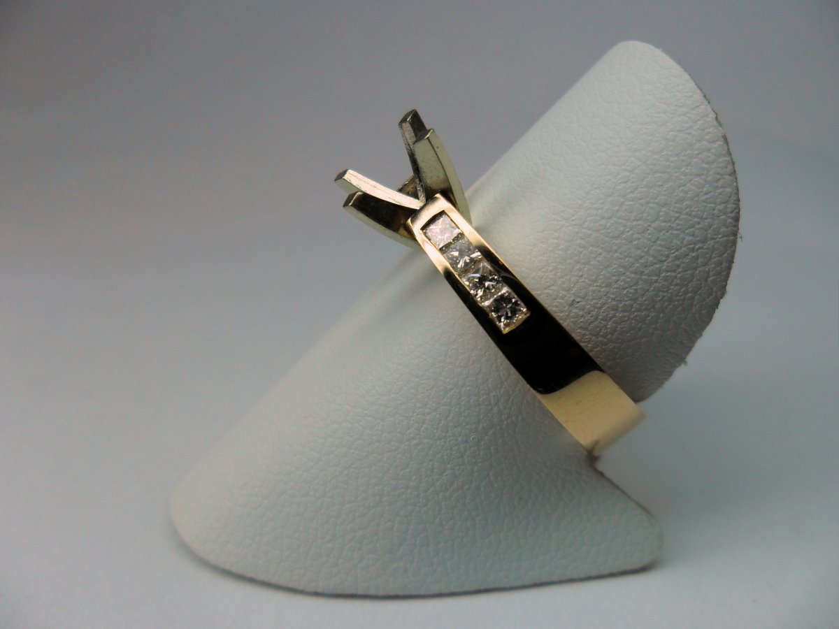 Rail solitaire mount